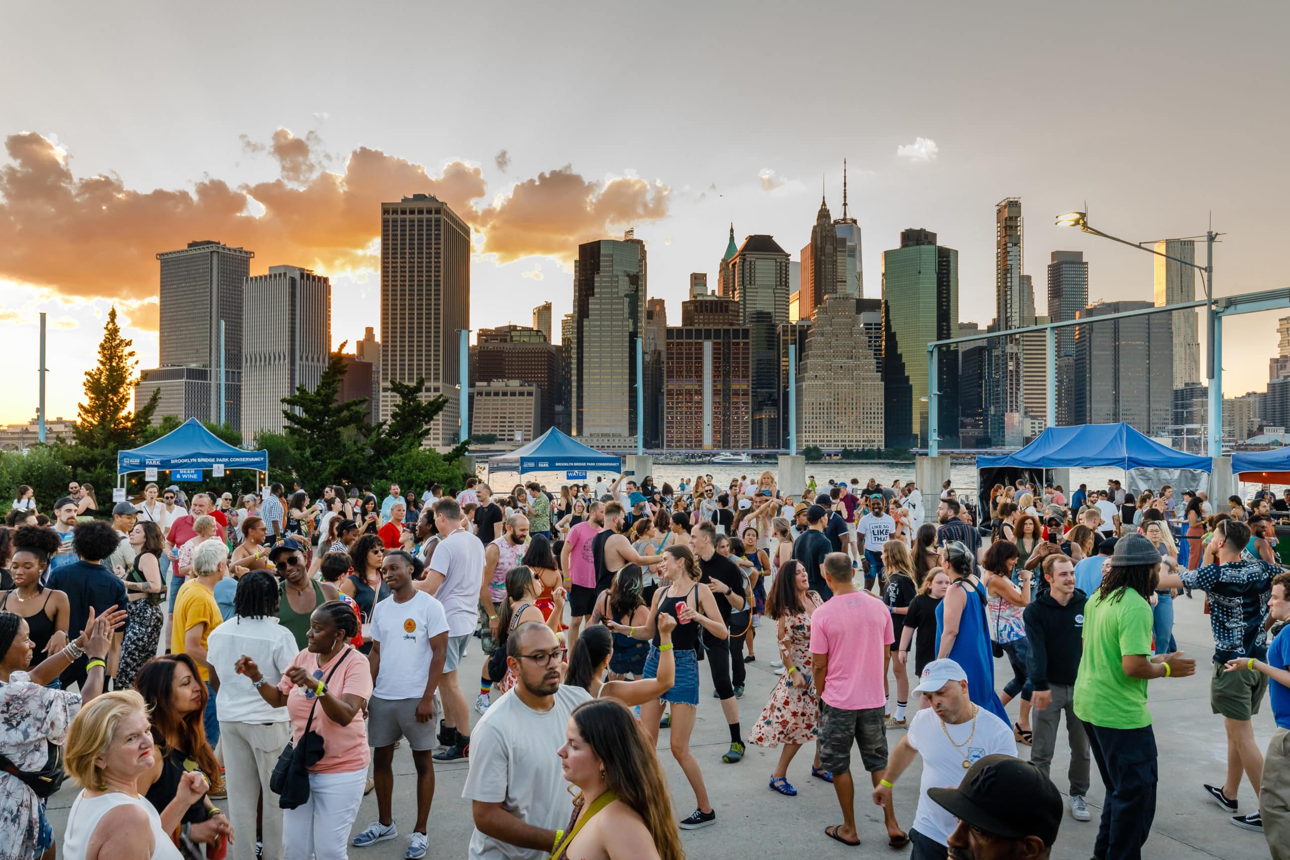 Dance party at Brooklyn Bridge Park © Will Raggozzino