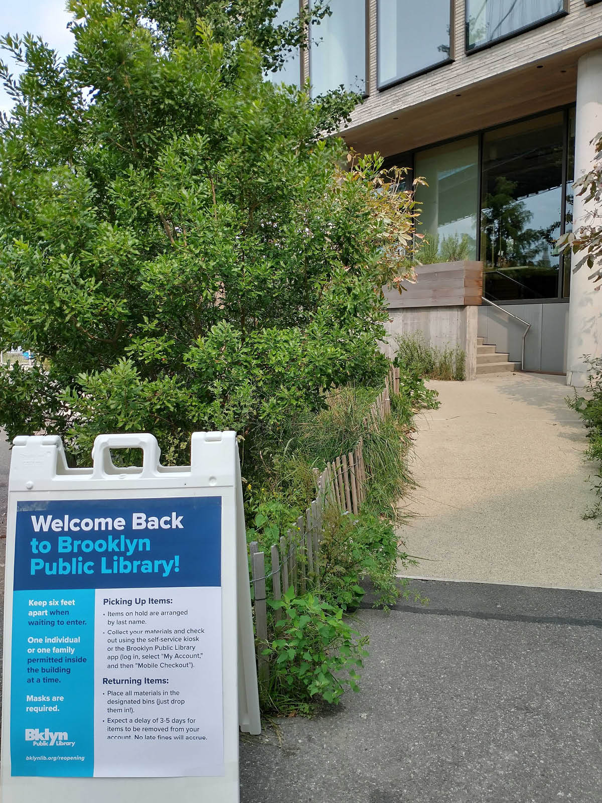 Sign pointing towards the Brooklyn Public Library location at John Street.